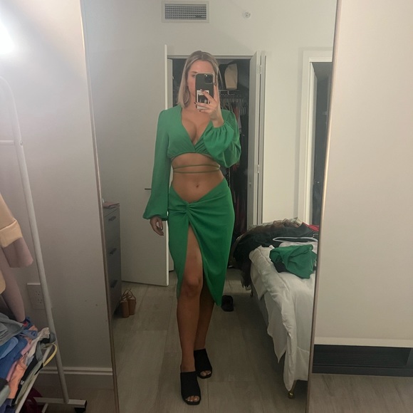 Green two piece set - Picture 1 of 4